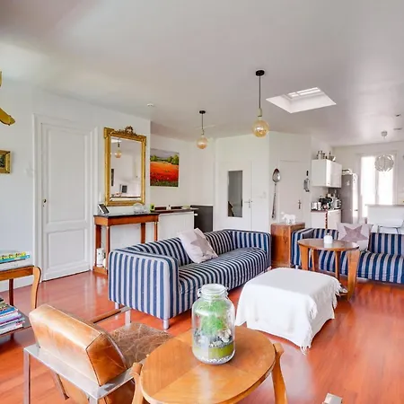 Family House With Pool 招待所