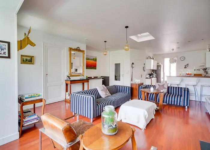 Family House With Pool 招待所