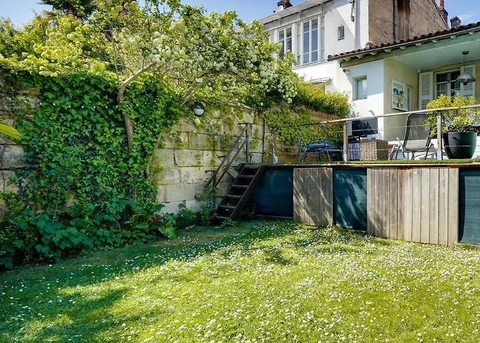 Family House With Pool 招待所